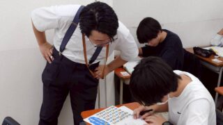 勉強を頑張る中学3年生